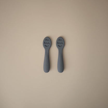 Mushie Colheres de Aprendizagem para Primeiros Passos na Alimentação do Bebê | Conjunto com 2 Colheres de Silicone Livres de BPA | Utensílios Resistentes e Laváveis na Lava-Louças | Cores: Tradewinds/Shifting Sand