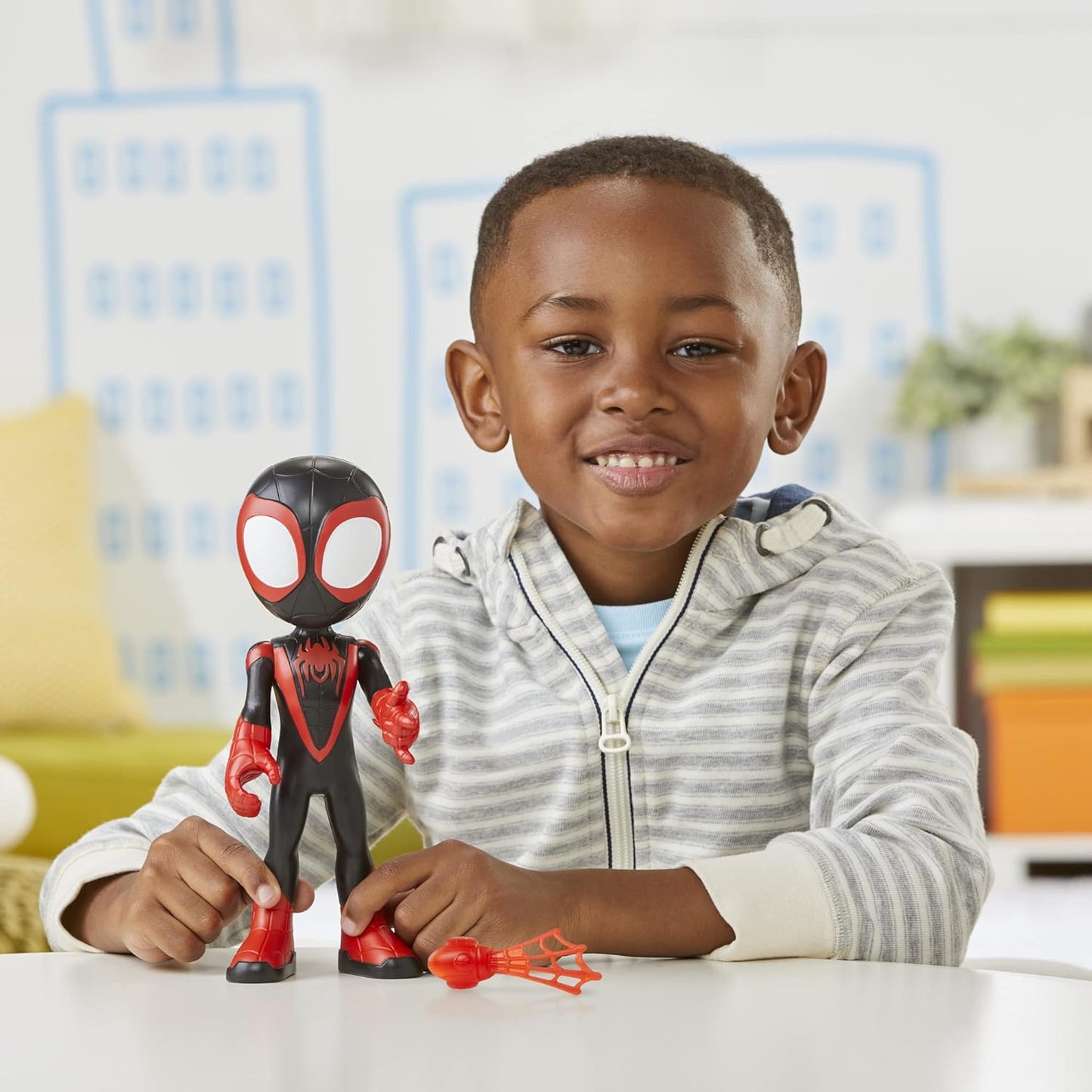 Figura de ação gigante do Miles Morales de 25 cm da Marvel Spider-Man e seus Amigos Incríveis, brinquedo colecionável grande e fácil de posicionar para crianças a partir de 3 anos.