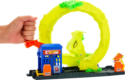 Conjunto de Pista de Carrinhos Hot Wheels, Posto de Gasolina Snake com Veículo Die-Cast em Escala 1:64, 2 Formas de Brincar: Loop em Espiral e Pista Speed Snap