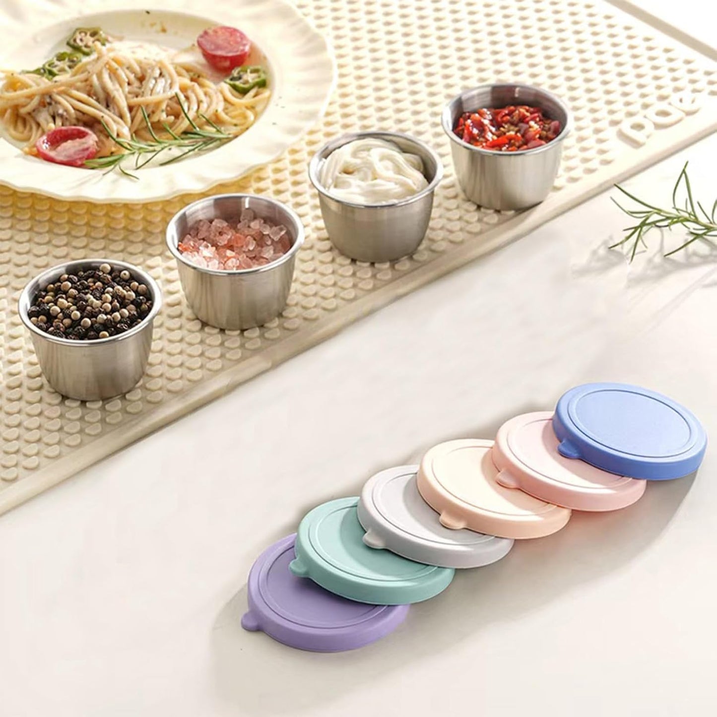 PandaEar Conjunto de 6 recipientes de aço inoxidável de 70 ml (2,4 oz) para molho de salada, com tampas à prova de vazamentos. Copos pequenos e reutilizáveis para molho de salada, lancheira, viagens e preparação de refeições.