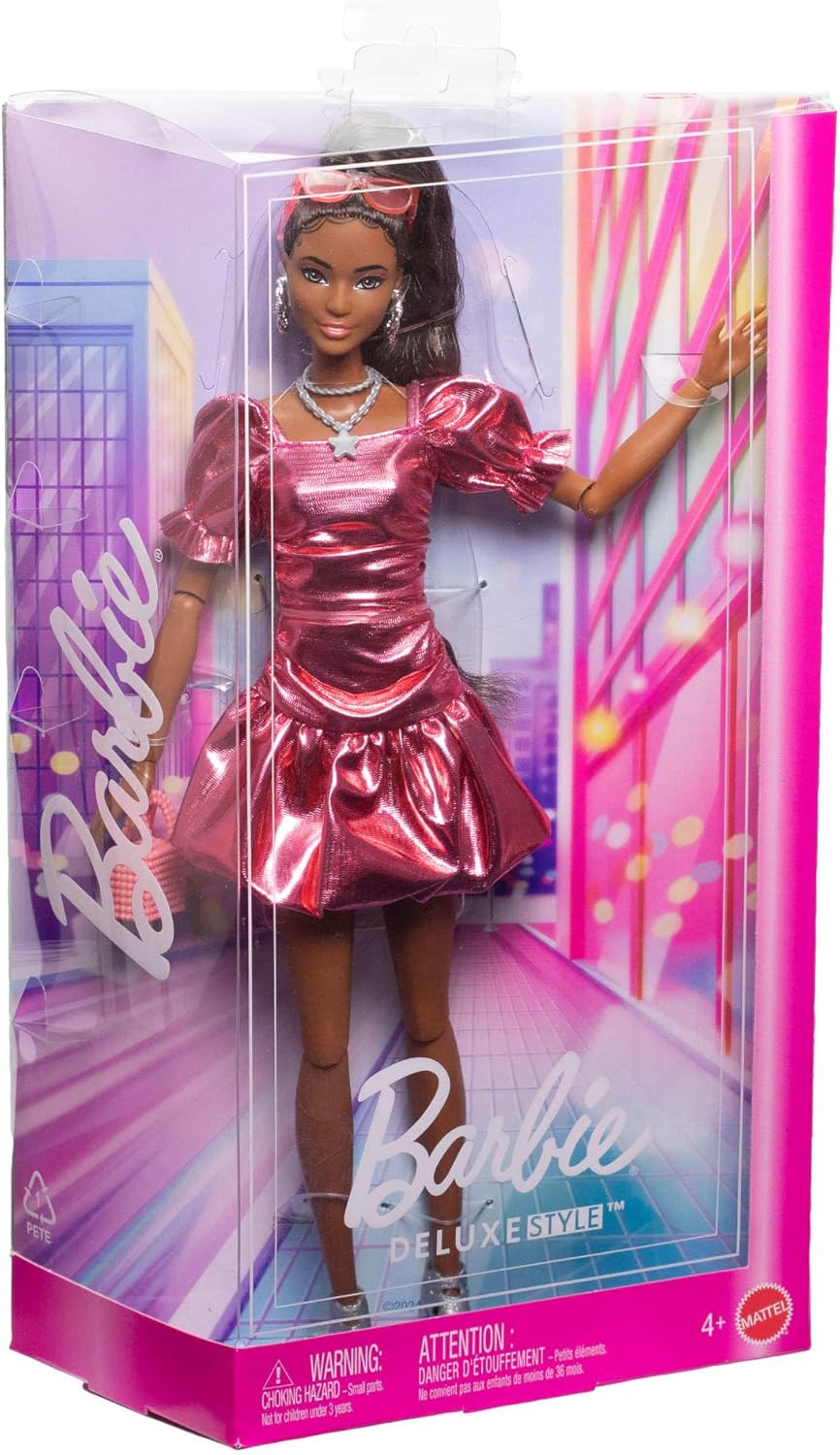 Barbie Deluxe Style Boneca nº 6 em Vestido Rosa Coral Metálico com Bainha Balonê, Cabelo Preto em Rabo de Cavalo, Acessórios como Óculos de Sol, Joias e Bolsa, JFP41