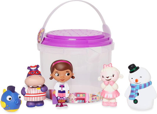 Juego de juguetes de baño para niños pequeños de 5 piezas Doc McStuffins oficial de Disney Store, el juego de juguetes incluye un cubo con tapa coladora y cinco figuras, apto para edades de 6 meses en adelante