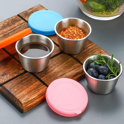 PandaEar Conjunto de 6 recipientes de aço inoxidável de 70 ml (2,4 oz) para molho de salada, com tampas à prova de vazamentos. Copos pequenos e reutilizáveis para molho de salada, lancheira, viagens e preparação de refeições.