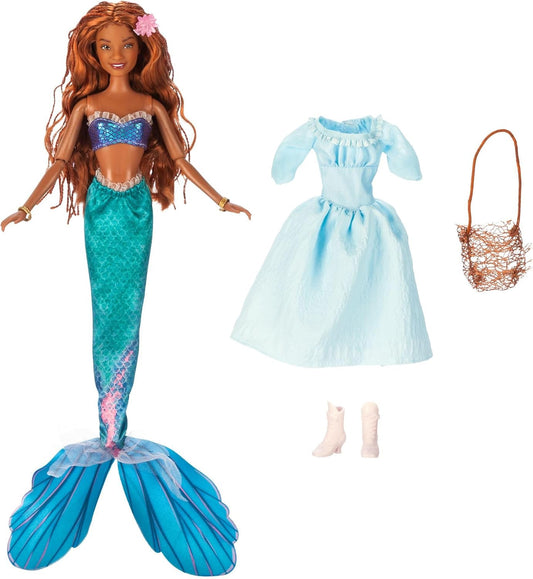 Disney Store Official Ariel Story Doll, A Pequena Sereia (Live Action 2023), 24,5 cm/9”, com Sebastian, 2 roupas, acessórios, pacote de colorir e atividades, caixa que se dobra para um palco de brincadeira, idades 3+