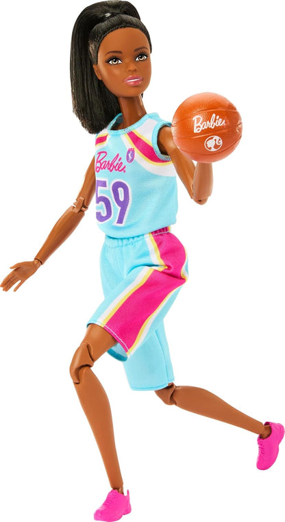 Barbie Boneca Made to Move e acessórios, jogadora de basquete morena usando uniforme removível com bola, 22 articulações dobráveis, HKT74