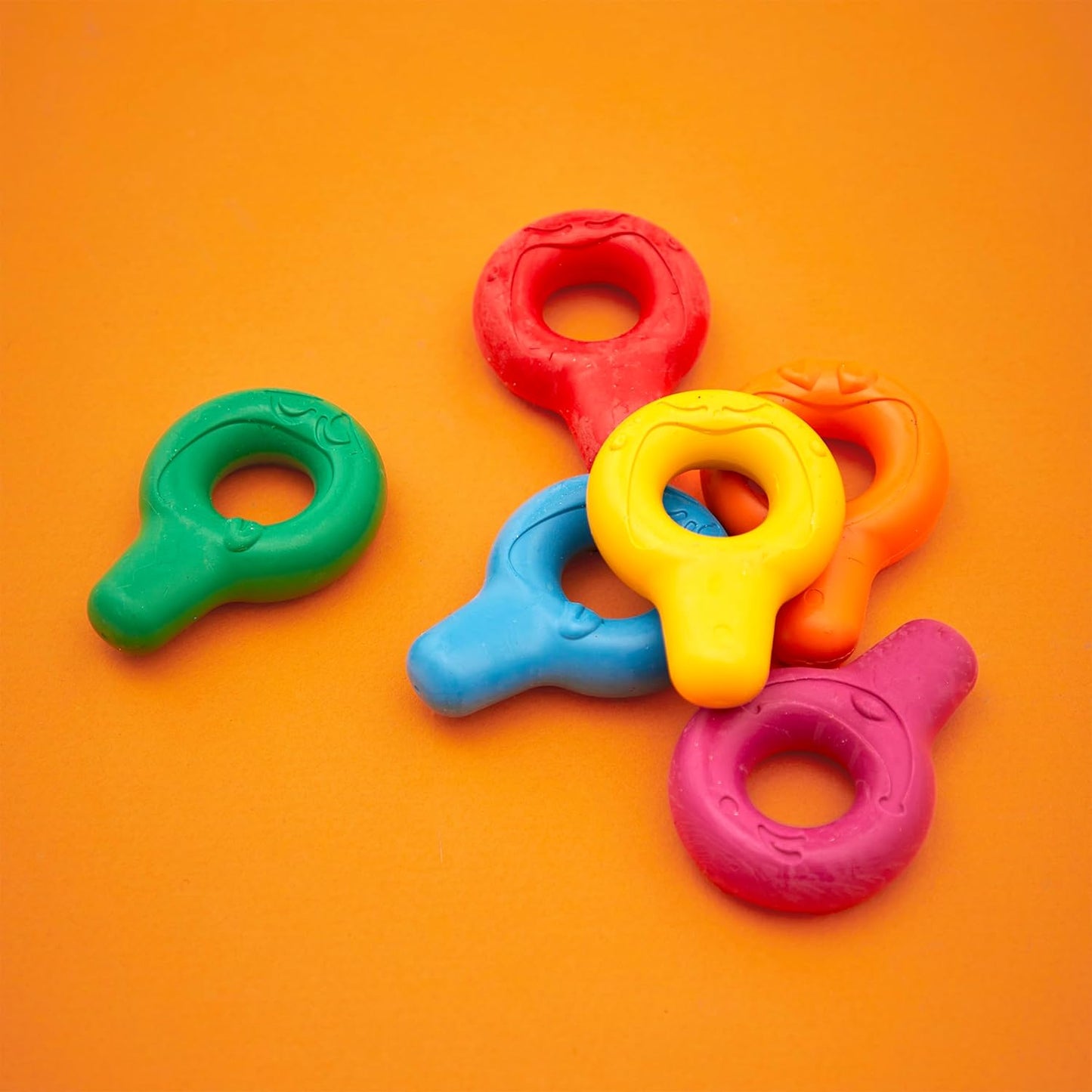 Janod - Conjunto de 3 tesouras com 3 formatos de corte - Pontas arredondadas e seguras - Lâminas de plástico - Ideal, Janod - Meus primeiros lápis de cera - 6 lápis de cera para bebês a partir de 12 meses - Adequado