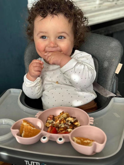 PandaEar Prato de silicone com ventosa + copo de transição + colher e garfo para alimentação infantil, prato dividido com ventosa para bebês e crianças pequenas, conjunto de itens para alimentação infantil, cor rosa caranguejo