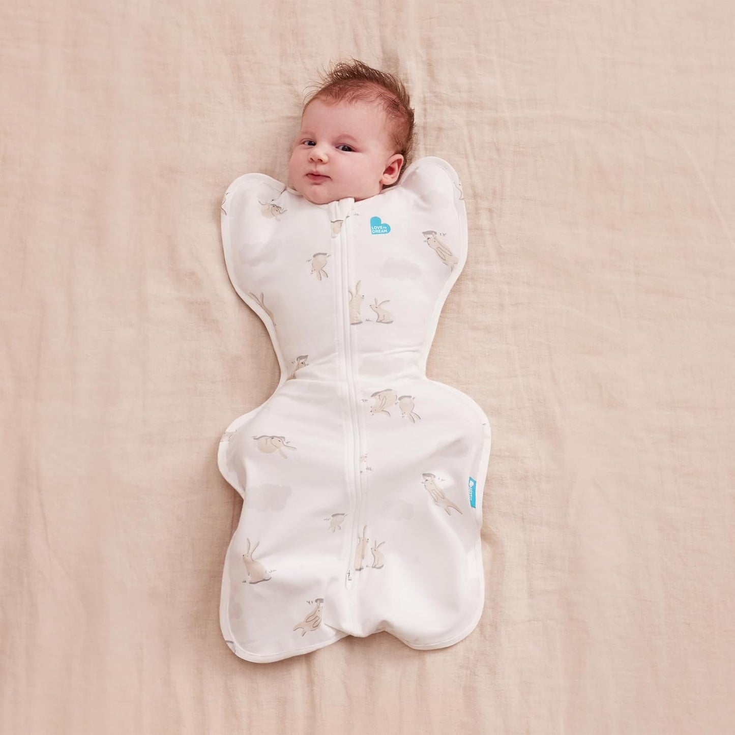 Love To Dream™ Swaddle UP™, Recém-nascido 2,2-3,8 kg - Coelhinhos das Nuvens, Ajuste Perfeito, Favorece uma Rotina de Sono Saudável, 1.0 Tog para Temperaturas de 20-24°C, Algodão Elástico Lavável à Máquina, 2 Zíperes,