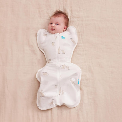 Love To Dream™ Swaddle UP™, Recém-nascido 2,2-3,8 kg - Coelhinhos das Nuvens, Ajuste Perfeito, Favorece uma Rotina de Sono Saudável, 1.0 Tog para Temperaturas de 20-24°C, Algodão Elástico Lavável à Máquina, 2 Zíperes,