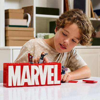 LEGO Marvel: MARVEL Logo & Minifigures - Brinquedo de construção de super-heróis com 5 personagens incl. Homem de Ferro, Thor, Viúva Negra e Hulk - Presente dos Vingadores para meninos, meninas e adolescentes com mais de 12 anos