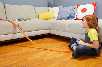 Hot Wheels Carros de corrida controlados por rádio recarregáveis em escala 1:64 R/C para jogos dentro ou fora da pista, inclui carro, controlador e adaptador para crianças de 5 anos ou mais, HJT84