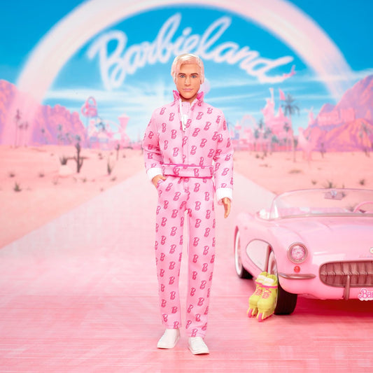 Barbie: Boneco colecionável Ken da O Filme, interpretado por Ryan Gosling, vestindo macacão rosa com detalhe em "B", tênis brancos e patins multicoloridos, JCP80