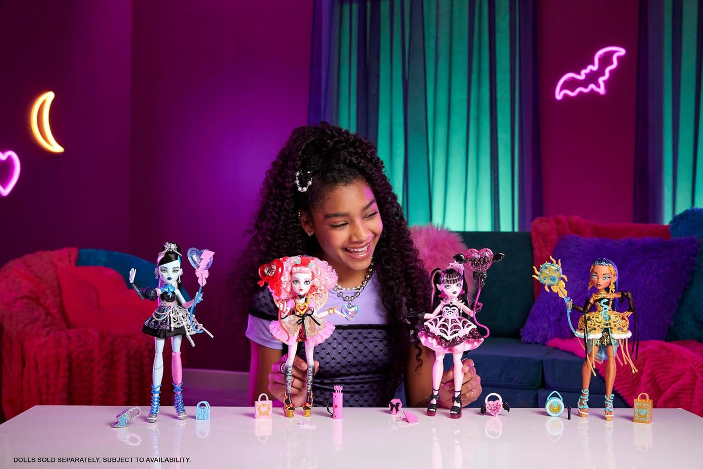 Monster High Boneca Scary Sweet Birthday, Cupid Asteria em vestido de festa rosa e vermelho com acessórios temáticos como convite, balão, presente e muito mais, JBG77