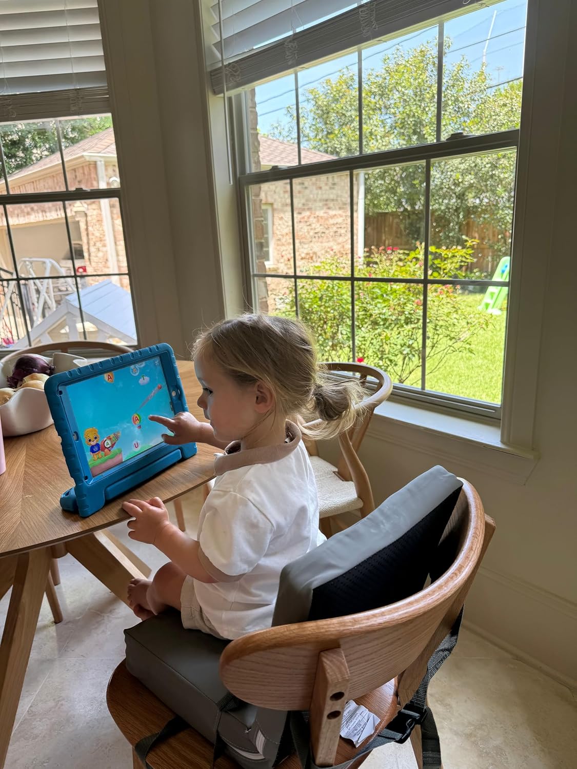 PandaEar Cadeira elevatória infantil para mesa de jantar, cadeira alta portátil, cadeira elevatória de mesa para crianças, almofada elevatória de viagem com encosto e cinto de segurança ajustável para crianças.