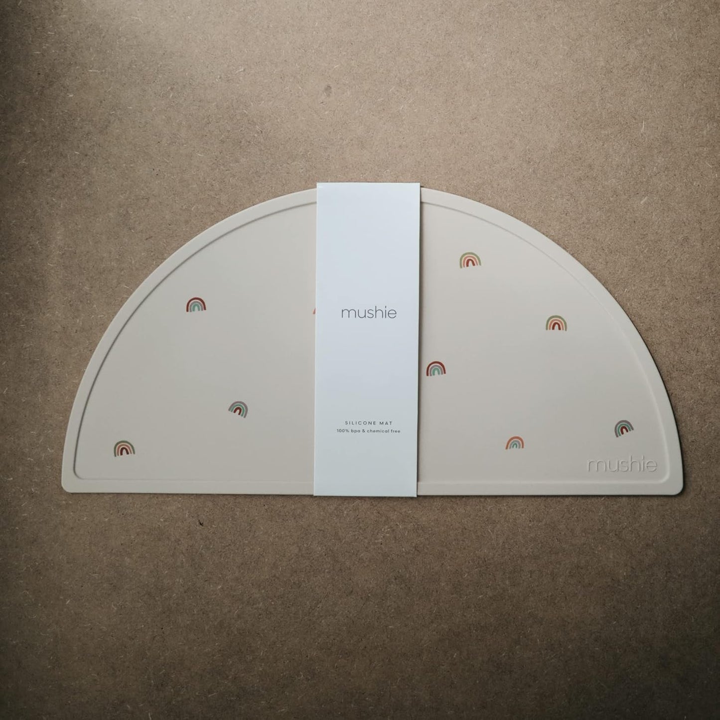 Mushie Tapete de silicone para crianças | Design antiderrapante | Material: Silicone de qualidade alimentar | Fácil de limpar e resistente a manchas | Livre de BPA e ftalatos (Arco-íris)