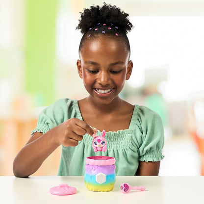 Magic Mixies El paquete Mixlings Magical Rainbow Deluxe contiene 5 mixlings exclusivos con un poder mágico de arco iris único, incluido 1 mixling misterioso para revelar desde tu caldero.