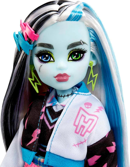Muñeca Monster High Frankie Stein, muñeca Frankenstein moderna con pelo blanco y negro, juguete para perro Watzie y accesorios para muñecas, juguetes para mayores de 4 años, una muñeca, HHK53