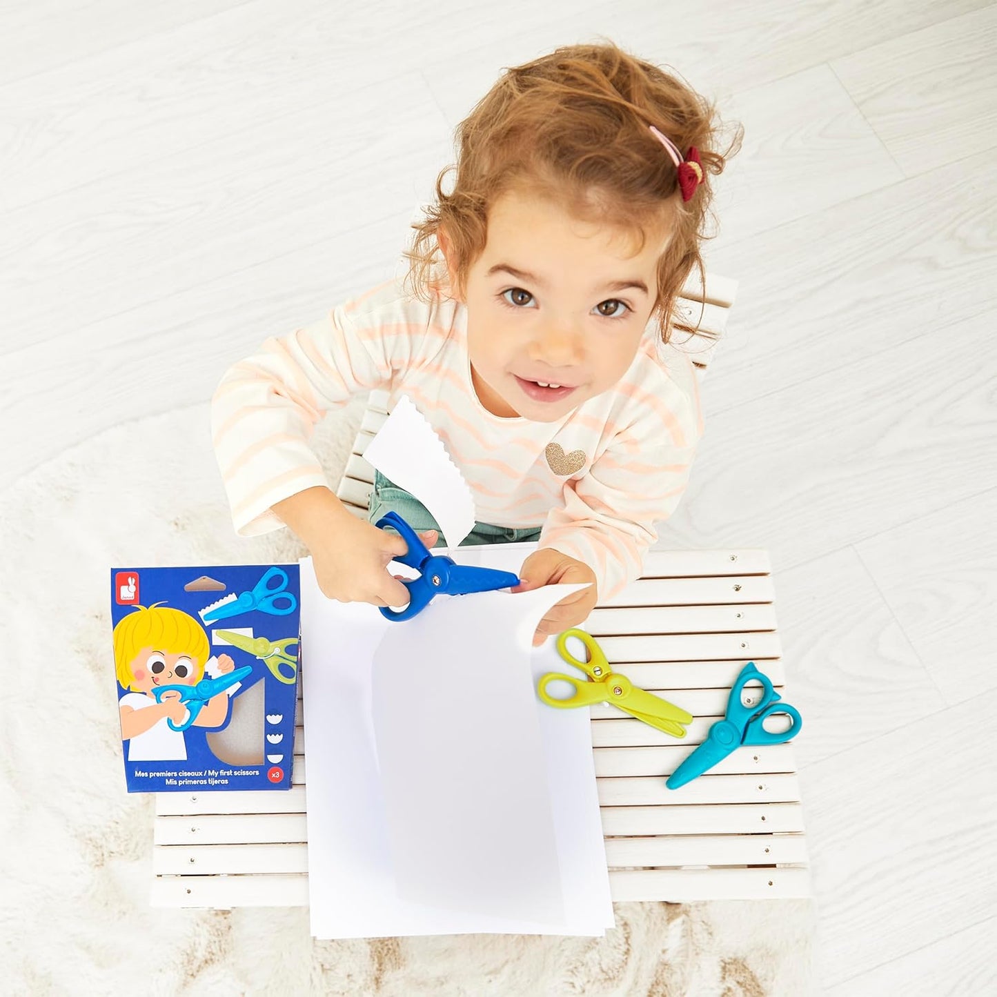 Janod - Conjunto de 3 tesouras com 3 formatos de corte - Pontas arredondadas e seguras - Lâminas de plástico - Ideal, Janod - Meus primeiros lápis de cera - 6 lápis de cera para bebês a partir de 12 meses - Adequado