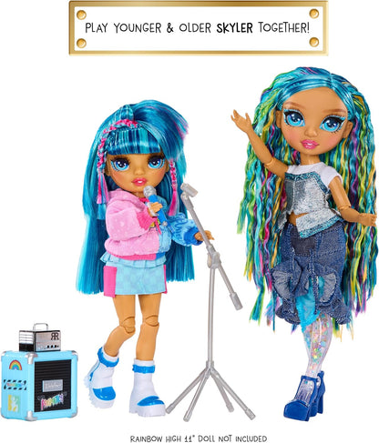 Rainbow High Junior High Rock Band - Skyler, Azul - Boneca Fashion de 23cm com Microfone, Suporte de Microfone e Amplificador, Personalizável com Adesivos, Articulada, Brinquedo Fofo para Crianças a partir de 4 Anos