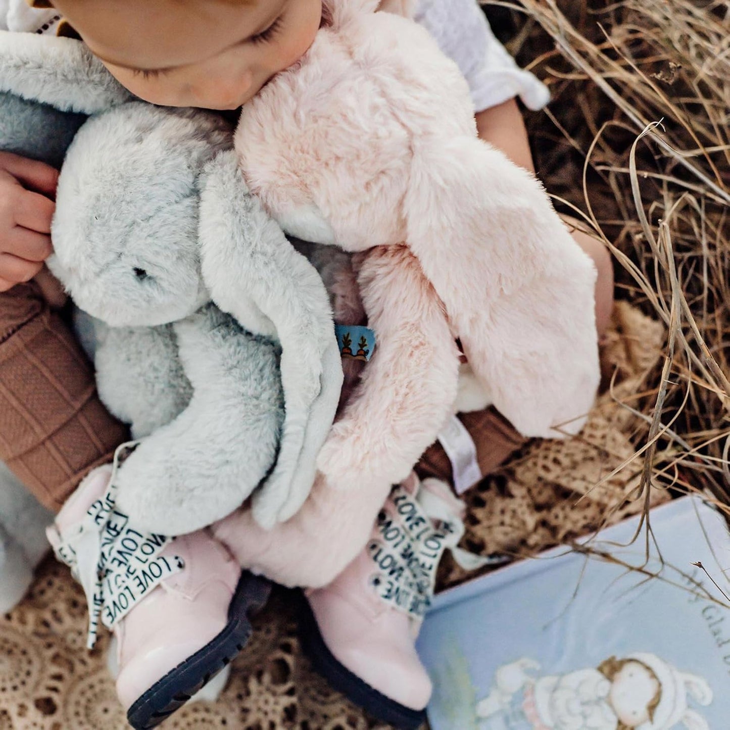 BUNNIES BY THE BAY Ursinho de Pelúcia Coelhinho Little Nibble | Brinquedo Super Macio e Seguro para Recém-Nascidos com Detalhes Bordados | 30cm de Altura para o Seu Bebê