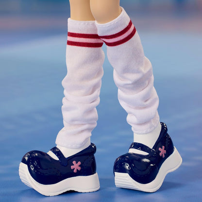 Barbie Boneca Signature My Scene Nolee e acessórios, roupa inspirada nos anos 2000 com conjunto esportivo combinando, jaqueta curta, polainas e suporte para boneca, JBH79