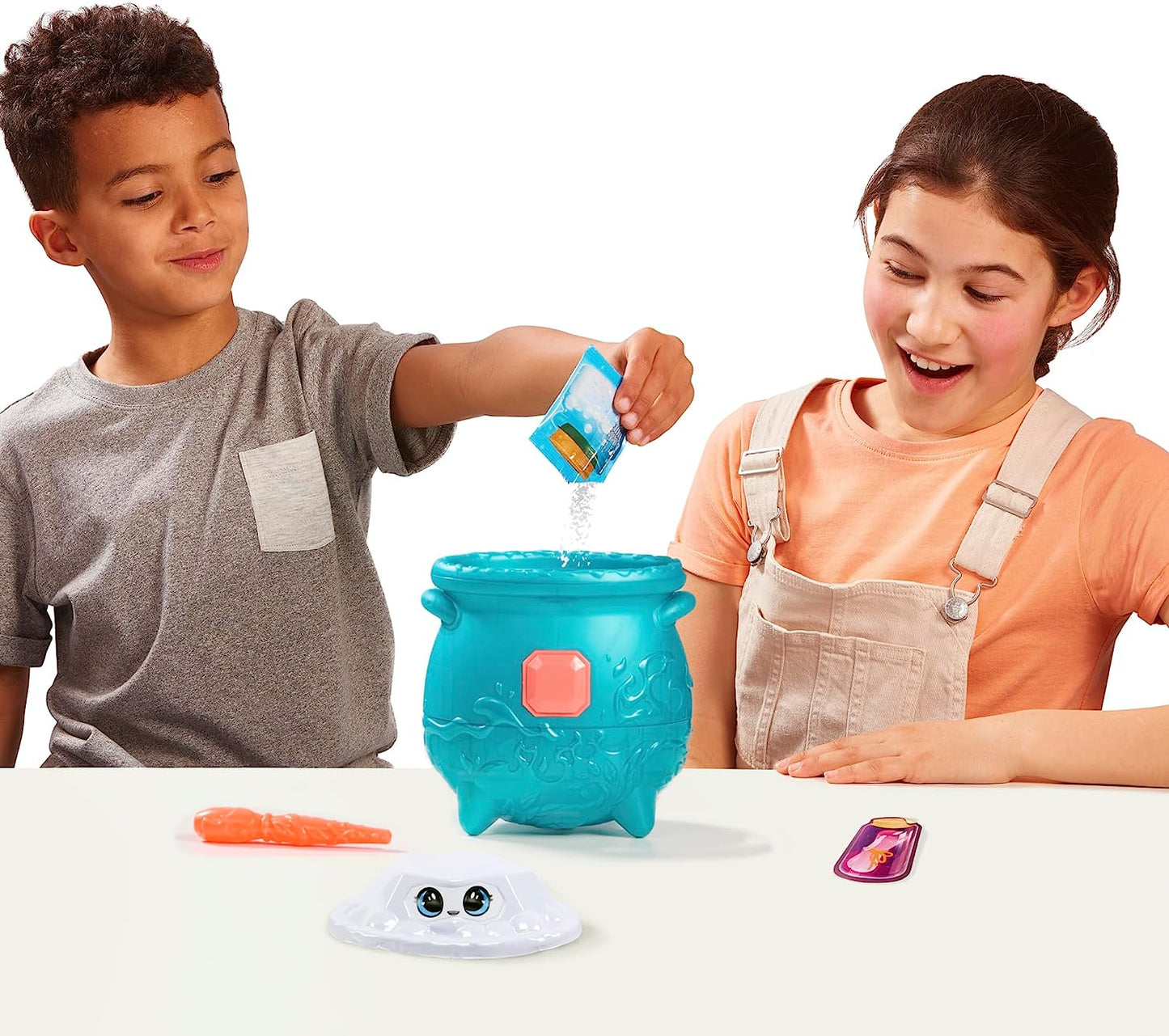 Magic Mixies Caldeirão mágico de fogo surpresa de gema mágica - revele um mixie de pelúcia não eletrônico e um anel mágico com uma revelação pop-up do caldeirão efervescente