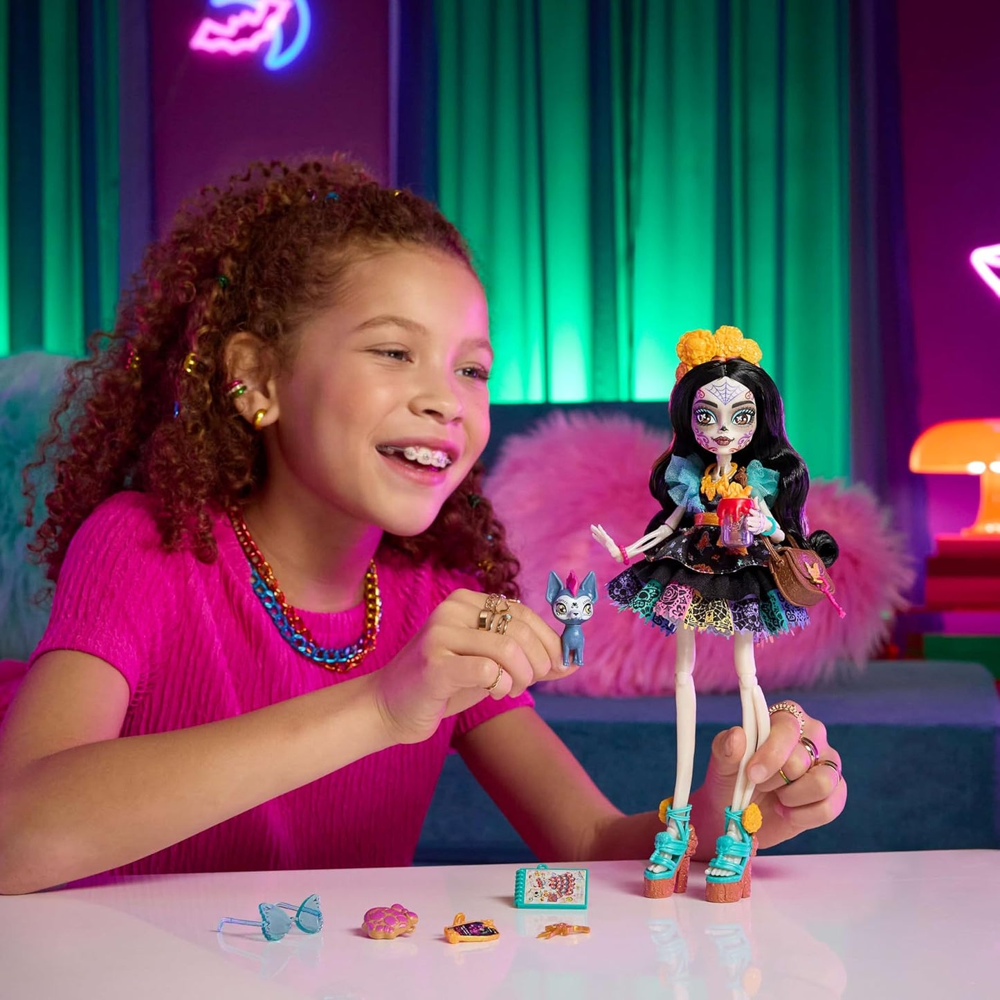 Monster High,Boneca Skelita Calaveras, com vestido colorido de papel picado, acompanhada de sua cachorrinha Candelita e 7 acessórios como caderno de desenho, lanche e bolsa a tiracolo, JHK34
