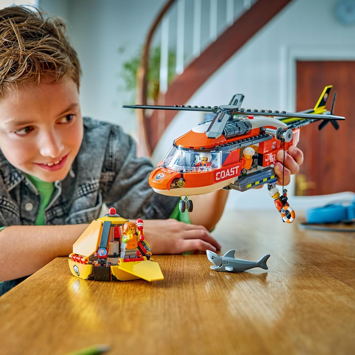 LEGO City Helicóptero da Guarda Costeira - Kit de Modelo de Veículo de Emergência com Portas Deslizantes, Guincho, 4 Minifiguras e Figura de Tubarão - Presente de Aniversário para Meninos a partir de 7 Anos - 60503