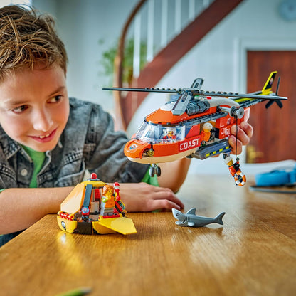 LEGO City Helicóptero da Guarda Costeira - Kit de Modelo de Veículo de Emergência com Portas Deslizantes, Guincho, 4 Minifiguras e Figura de Tubarão - Presente de Aniversário para Meninos a partir de 7 Anos - 60503