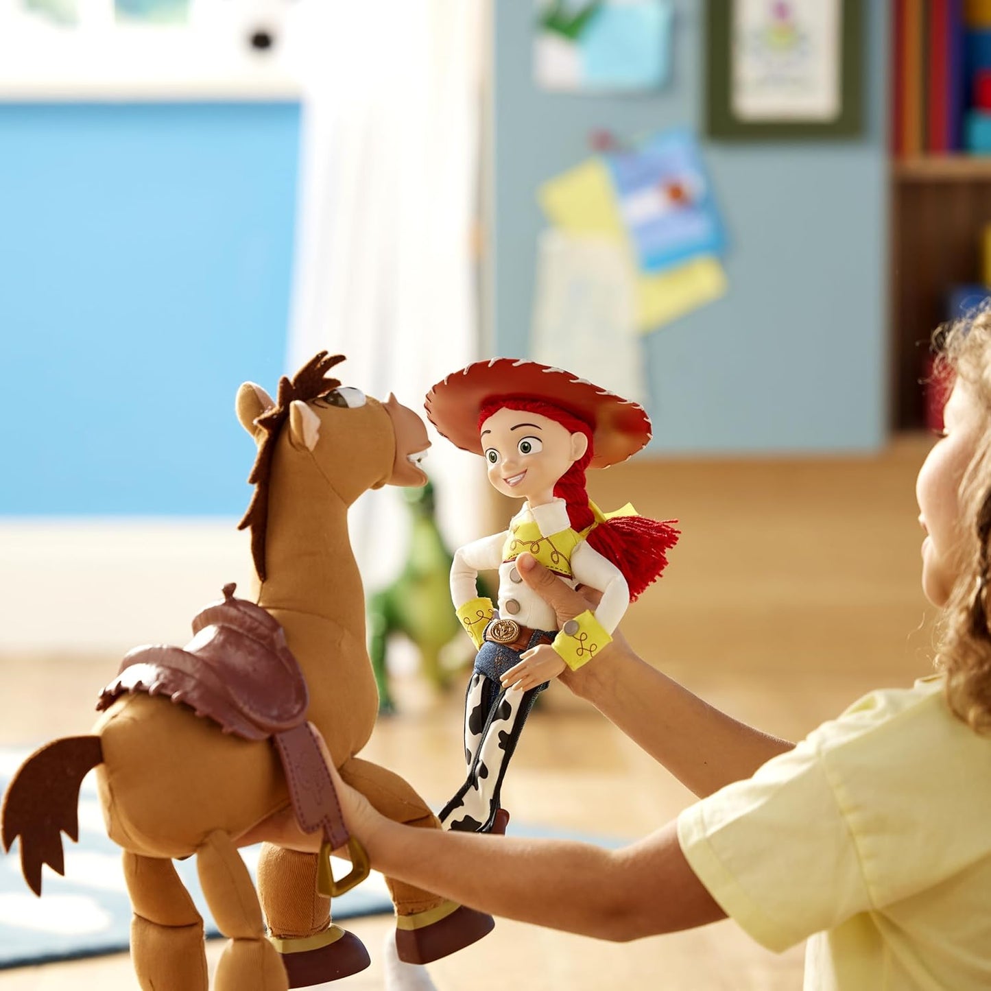 Disney Boneca Jessie Interativa Falante Oficial da Store, Toy Story da Pixar, 36 cm/14", Boneca Cowgirl com Corda para Puxar, Mais de 15 Frases em Inglês, Interage com Outros Personagens, Para Crianças a partir de 3 Anos