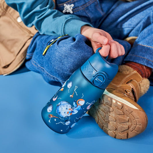 Ion8 Garrafa de água infantil, à prova de vazamentos, fácil de abrir, trava segura, segura para máquina de lavar louça, sem BPA, alça de transporte, capa higiênica, fácil de limpar, sem odor, design de viagem espacial