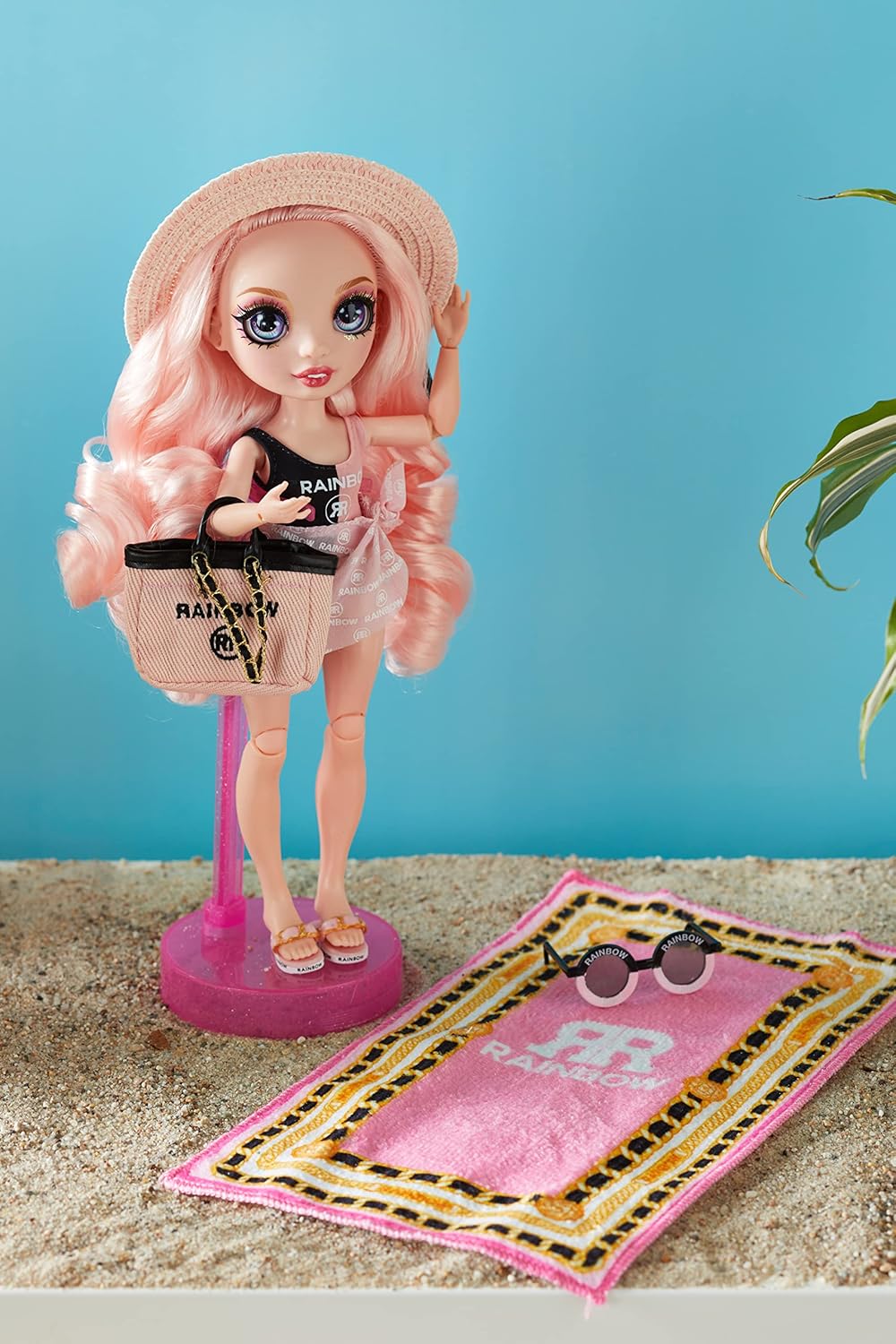 Rainbow High Pacific Coast - Bella Parker - Boneca Fashion Rosa com Roupa, Pernas Intercambiáveis e Suporte de Exibição - Inclui Toalha, Bolsa e Mais - Presente e Item de Colecionador para Crianças a partir de 6 Anos