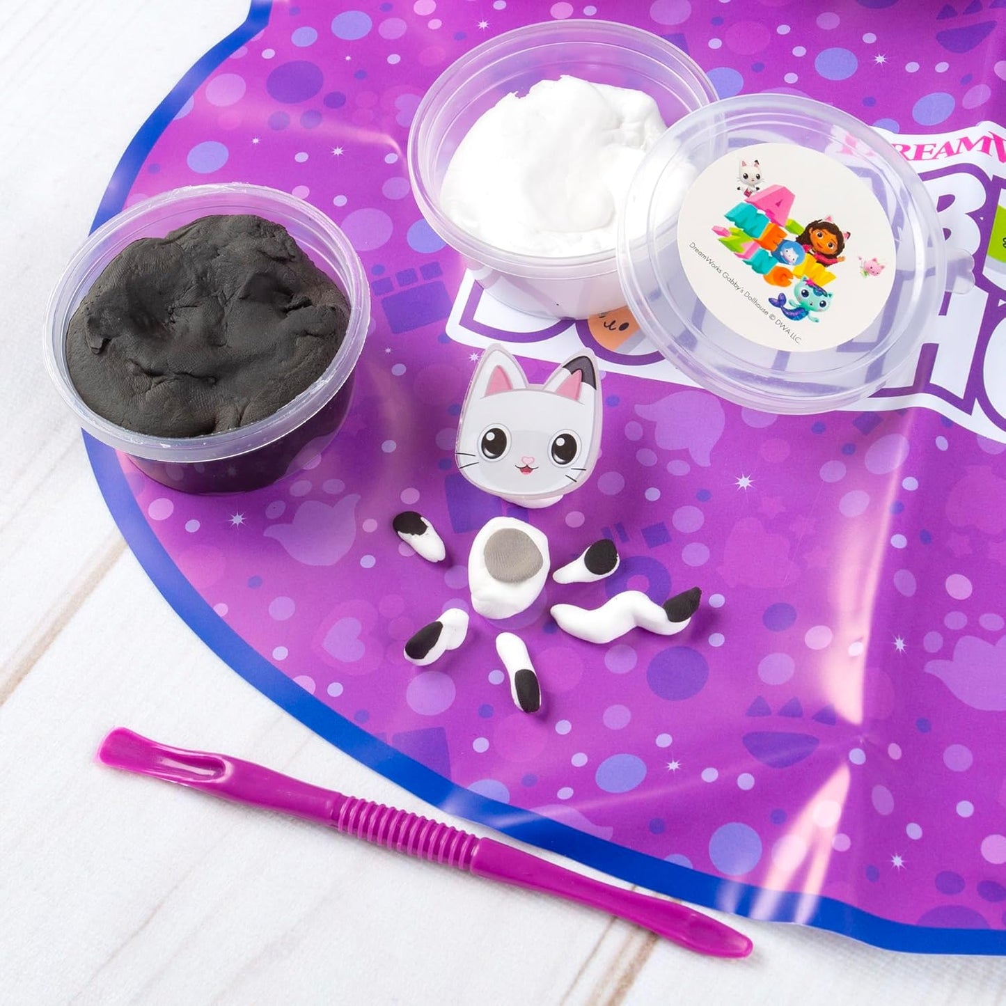 Gabby's Dollhouse Conjunto Mini Clay World - Presente Criativo para Meninas com Argila de Secagem ao Ar e Ferramentas de Modelagem - Kit de Artesanato para Casa de Bonecas - Artes e Ofícios para Crianças