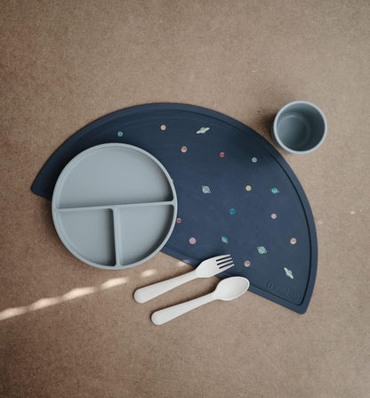 Mushie Tapete de silicone para crianças | Design antiderrapante | Material: Silicone de qualidade alimentar | Fácil de limpar e resistente a manchas | Livre de BPA e ftalatos (Planets)