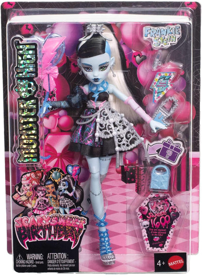 Monster High Boneca Scary Sweet Birthday, Frankie Stein, com vestido de festa preto e acessórios temáticos como convite, balão, presente, batom e muito mais.