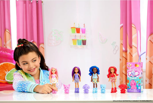 Muñeca Barbie Small Pop Reveal Chelsea, serie de frutas con 5 sorpresas, incluida mascota Pop-It y accesorios, con aroma y cambio de color (los estilos pueden variar), HRK58