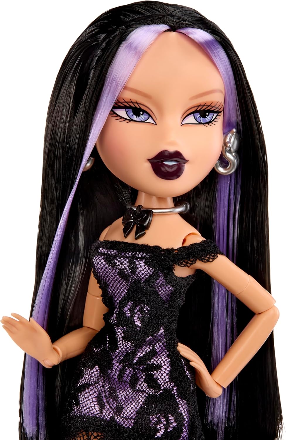 Bratz Boneca Stylin’ Birthdayz – Jade com roupa de festa (camiseta roxa de cetim e botas pretas), camiseta com estampa, embalagem temática de aniversário – Coleção Stylin’ Birthdayz