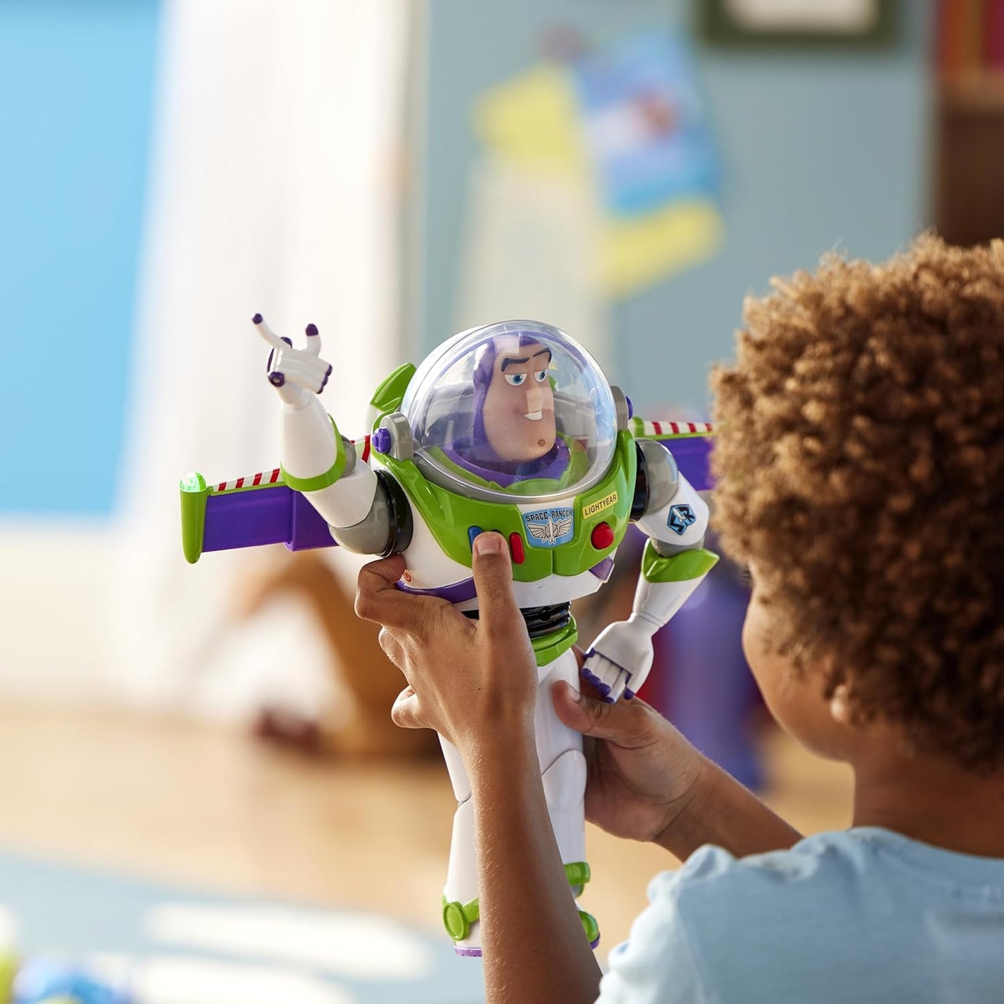 Disney Boneco de ação interativo e falante Buzz Lightyear, oficial da Store, da Pixar, Toy Story, 36 cm/14 polegadas, brinquedo de patrulheiro espacial com mais de 15 frases em inglês, interage com outros personagens, para crianças a partir de 3 anos.