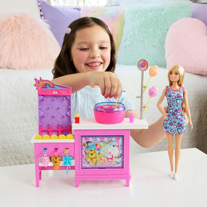 Barbie Mysteries: Detetives da Praia Malibu - Boneca e Barraca de Algodão Doce com 20 Acessórios, incluindo Prêmios, JFV67