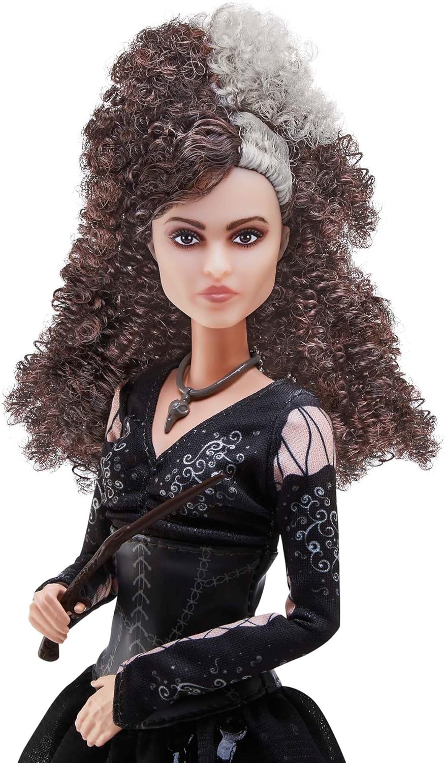 Mattel Boneca colecionável Bellatrix Lestrange da Harry Potter (10 polegadas, cabelo cacheado) usando vestido preto exclusivo e colar, com varinha, presente para crianças de 6 anos ou mais, HFJ70