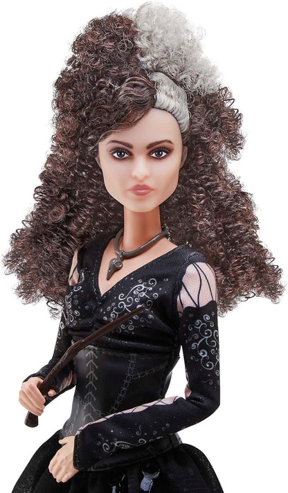 Mattel Boneca colecionável Bellatrix Lestrange da Harry Potter (10 polegadas, cabelo cacheado) usando vestido preto exclusivo e colar, com varinha, presente para crianças de 6 anos ou mais, HFJ70