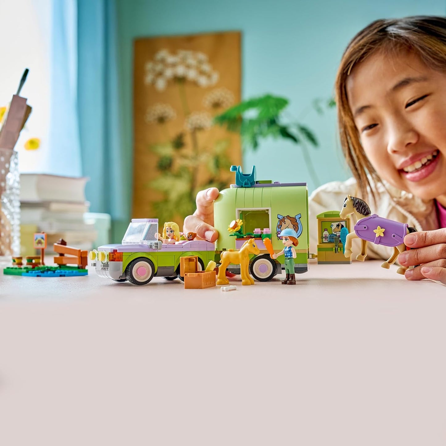 LEGO Friends Reboque para Cavalo e Potro - Conjunto de Brinquedo com Acessórios de Higiene, 4 Figuras de Animais, Carro e 2 Mini Bonecas - Ideia de Presente de Aniversário para Meninas a partir de 7 Anos - 42695
