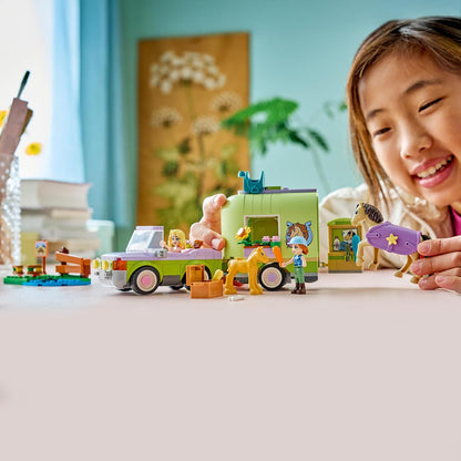 LEGO Friends Reboque para Cavalo e Potro - Conjunto de Brinquedo com Acessórios de Higiene, 4 Figuras de Animais, Carro e 2 Mini Bonecas - Ideia de Presente de Aniversário para Meninas a partir de 7 Anos - 42695