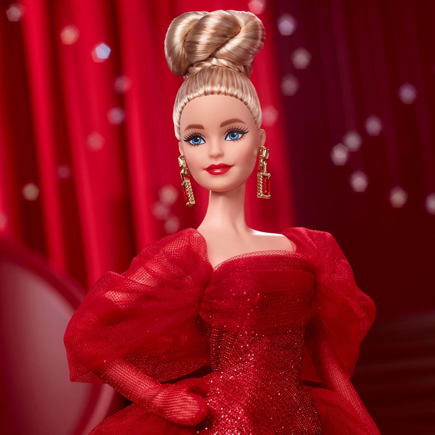 Barbie Boneca Signature, Edição de Colecionador do 80º Aniversário da Mattel, em Vestido de Tule Vermelho Brilhante com Brincos Pendentes e Luvas Transparentes, Cabelo Loiro, JBJ17