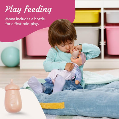 Baby Annabell Boneca Mona de 30 cm, macia e com corpo flexível, que fecha os olhos e acompanha mamadeira, chapéu e macacão. Ideal para crianças a partir de 1 ano de idade.