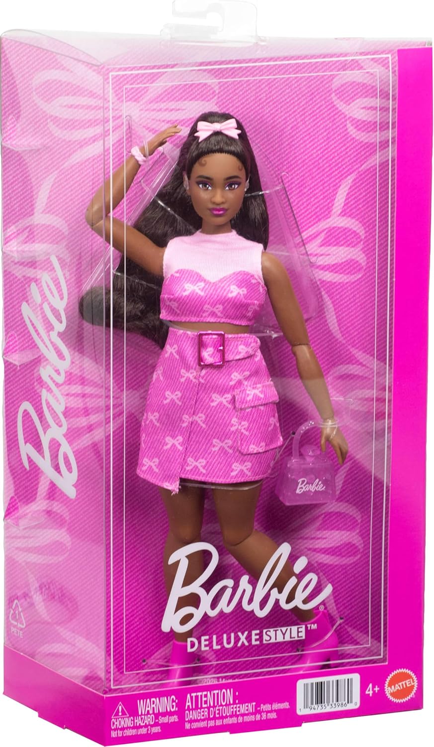 Barbie Deluxe Style Boneca nº 10 com Conjunto de Blusa e Saia Jeans Rosa com Estampa de Laço, Cabelo Preto, Aparelhos Auditivos Retroauriculares e Acessórios como Bolsa, JJN70