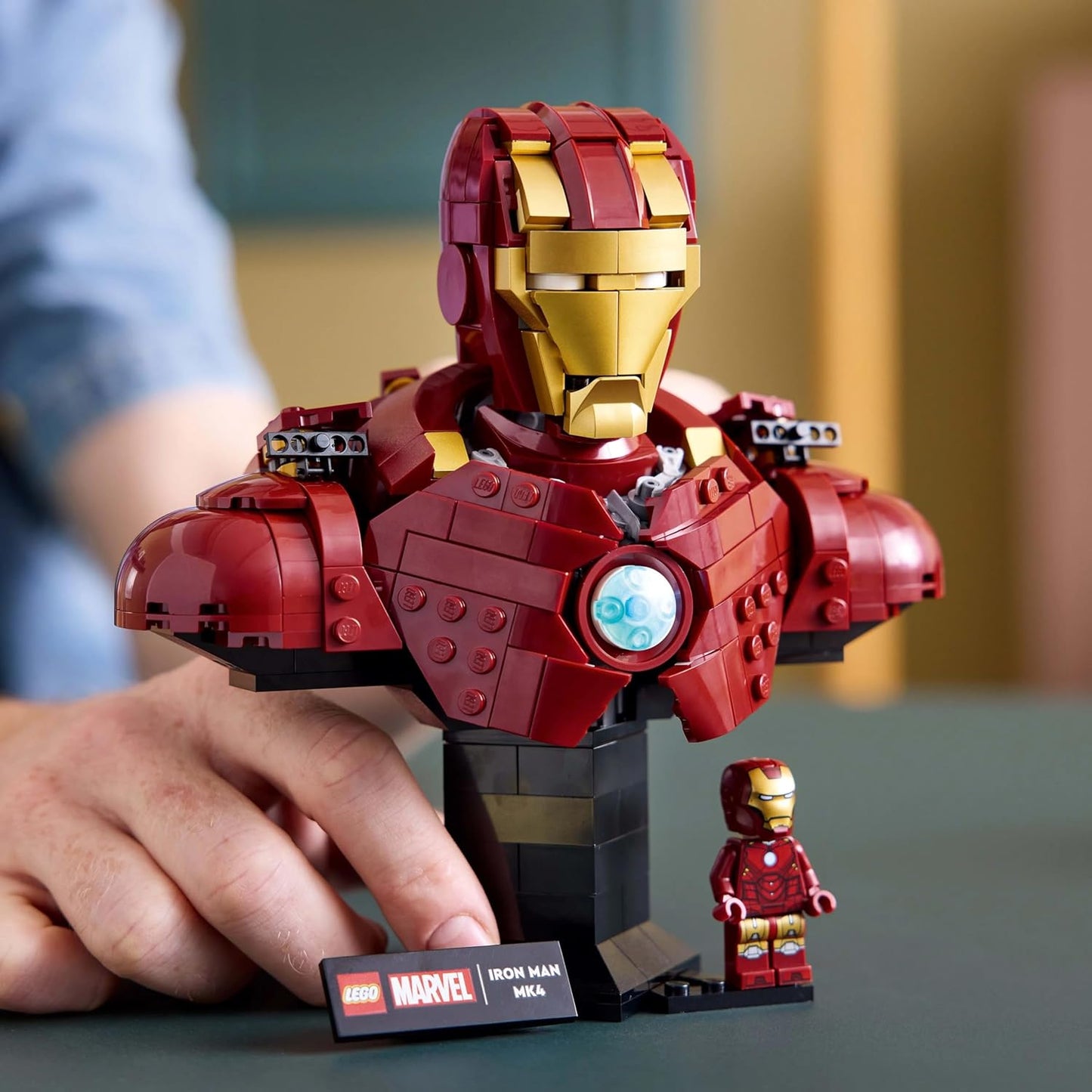 LEGO Marvel Iron Man MK4 Busto - Conjunto de construção de modelo de exibição para adultos, incluindo uma minifigura de Tony Stark, além de canhões de ombro e uma cabeça giratória - Presente colecionável dos Vingadores para fãs - 76327