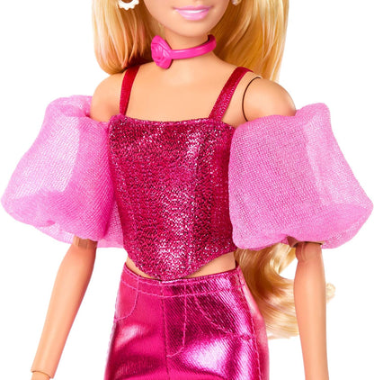 Barbie Deluxe Style Boneca nº 5 em Roupa Rosa Metálica, Cabelo Loiro, Top Corset Brilhante e Calça Brilhante com Acessórios como Colar de Rosas e Bolsa, JFP40