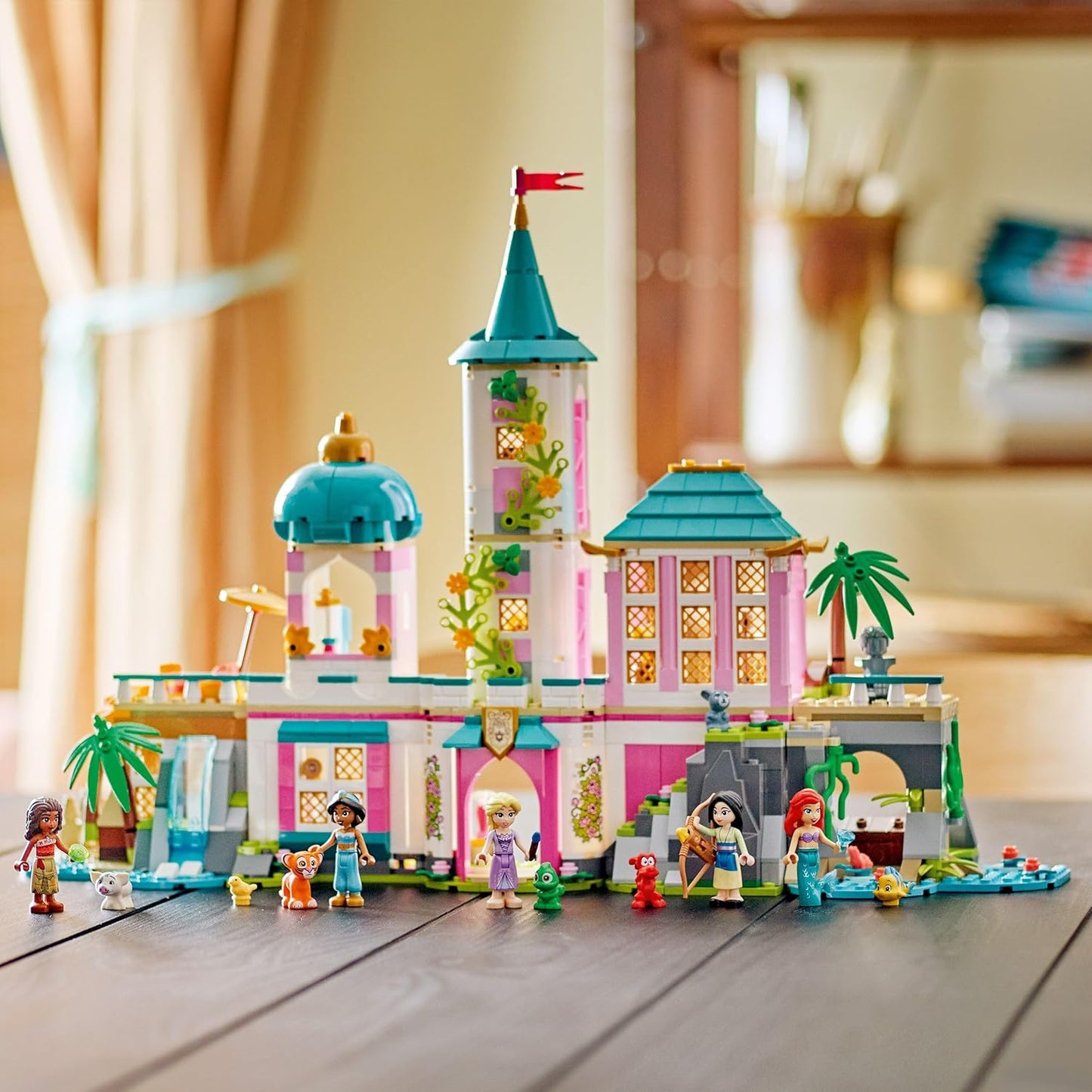 LEGO ǀ Castelo das Princesas Disney e Animais de Estimação Reais - Brinquedo Modular com Interior Detalhado - Inclui Mini Bonecas da Ariel, Rapunzel, Mulan, Jasmine e Moana com seus Animais de Estimação - Presente para Meninas a partir de 6 Anos - 43267
