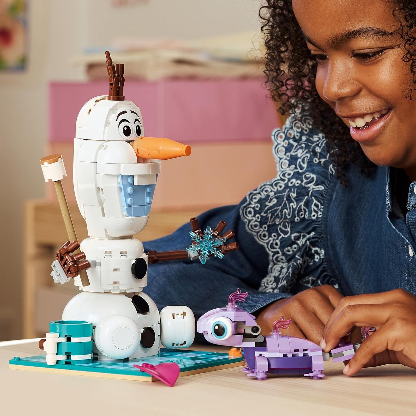 LEGO | Disney Frozen: Brinquedo Divertido de Piquenique do Olaf e da Bruni - Boneco de Neve com Manta de Piquenique e Acessórios - Decoração DIY para Quarto - Presente para Meninas e Fãs a partir de 7 Anos - 43287